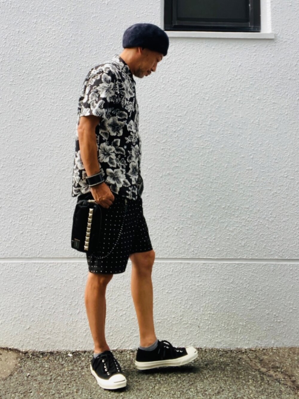 ブラック系のシャツ/ブラウス、ブラック系のその他パンツ、ブラック系のバッグを着用したメンズの秋コーディネートの5枚目の写真