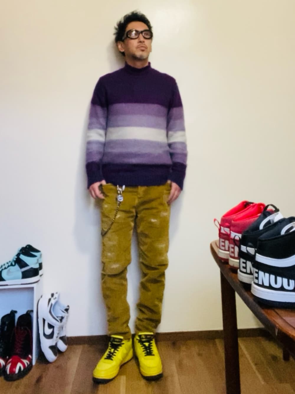 パープル系のニット/セーター、イエロー系のその他パンツ、イエロー系のスニーカーを着用したメンズの冬コーディネートの4枚目の写真