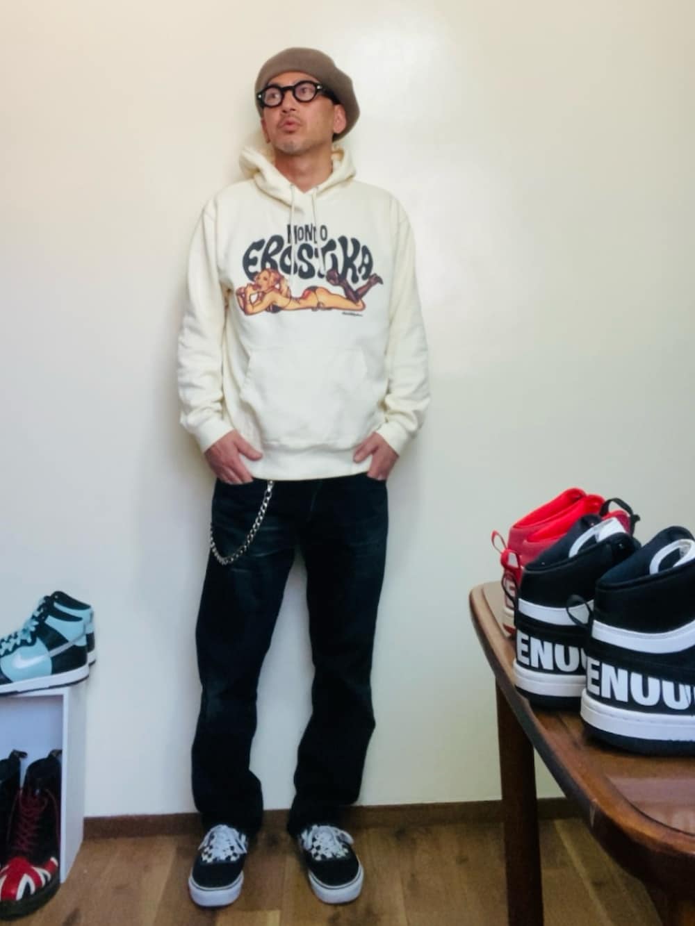 ベージュ系のパーカー、ブラック系のデニムパンツ、ブラック系のスニーカーを着用したメンズの春コーディネートの3枚目の写真