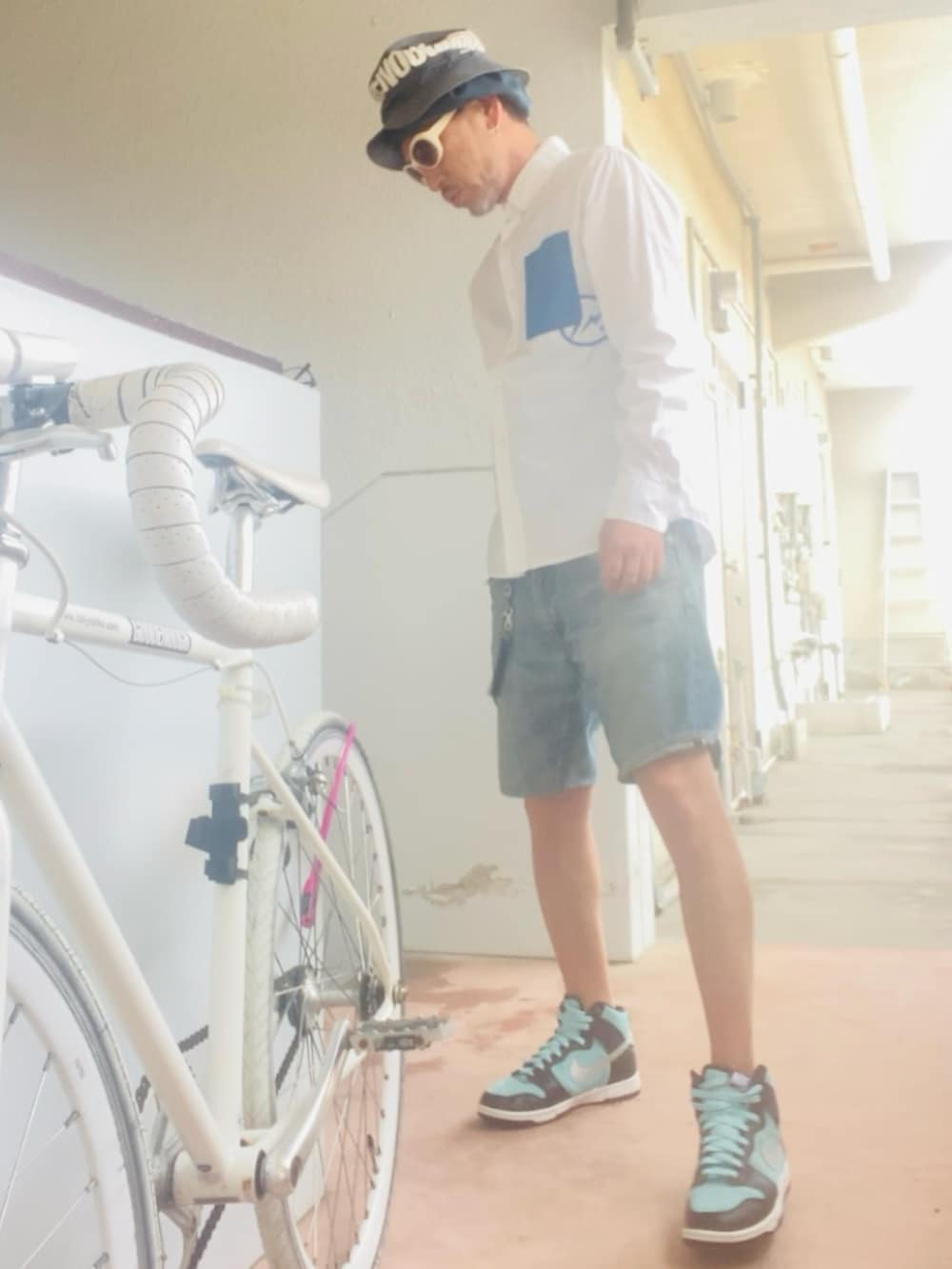 ホワイト系のシャツ/ブラウス、ブルー系のその他パンツ、グリーン系のスニーカーを着用したメンズの春コーディネートの3枚目の写真