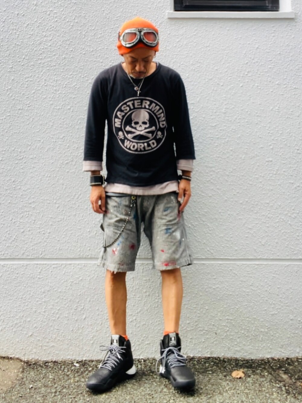 ブラック系のTシャツ/カットソー、グレー系のデニムパンツ、ブラック系のスニーカーを着用したメンズの秋コーディネートの5枚目の写真