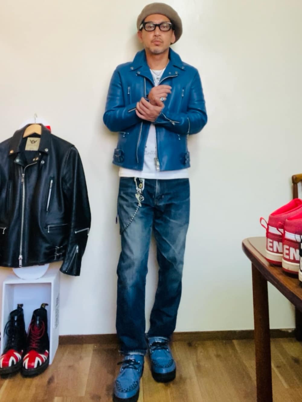 ホワイト系のTシャツ/カットソー、ブルー系のライダースジャケット、ブルー系のデニムパンツを着用したメンズの秋コーディネートの3枚目の写真