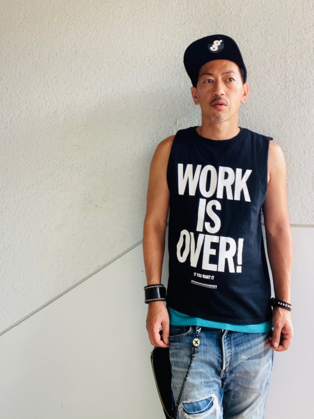 「キャップ、ノースリーブ、タンクトップ、デニム、ウエストポーチ、フリップキャップ、夏コーデ、夏だ！Tシャツ着よう！」｜「Mighty Shineの【Mighty Shine】別注FLIP CAP TWILL  フリップキャップツイル（キャップ、ブラック系）」を使った、GOODMAN®️さん（メンズ・168cm）の夏コーディネートの5枚目の写真