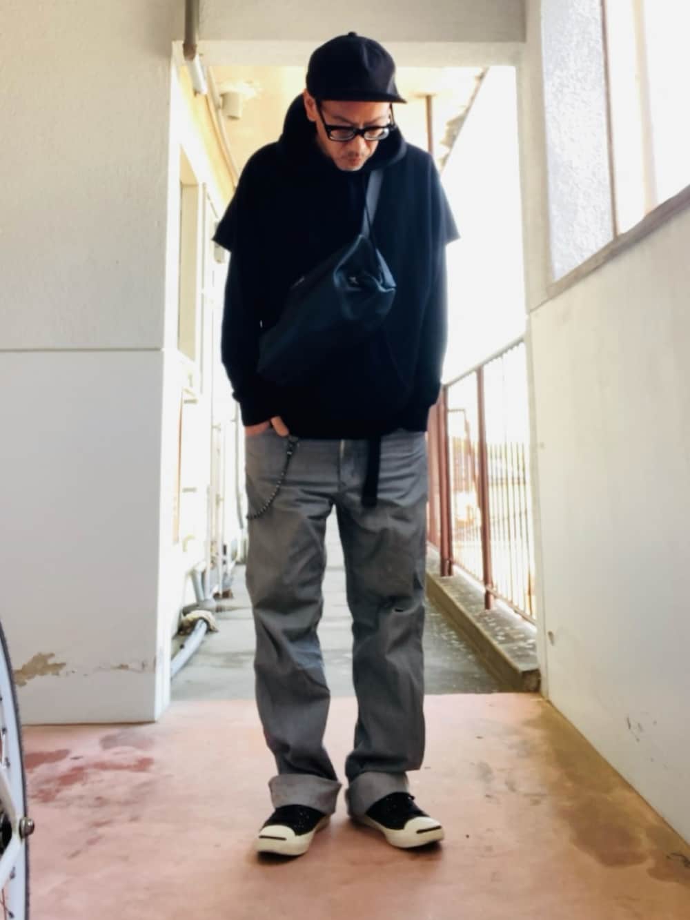 「レイヤードパーカー、フーディー、フリップキャップ、ペインターパンツ、ヒッコリー、メガネ男子、ジャックパーセル、ストリート」｜「Mighty Shineの【Mighty Shine】別注FLIP CAP TWILL  フリップキャップツイル（キャップ、ブラック系）」を使った、GOODMAN®️さん（メンズ・168cm）の春コーディネートの4枚目の写真