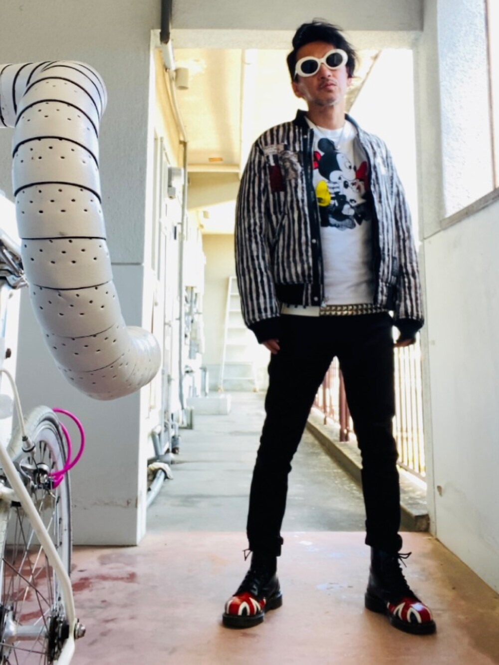ブラック系のブーツ、ブラック系のMA-1、ホワイト系のTシャツ/カットソーを着用したメンズの秋コーディネートの4枚目の写真