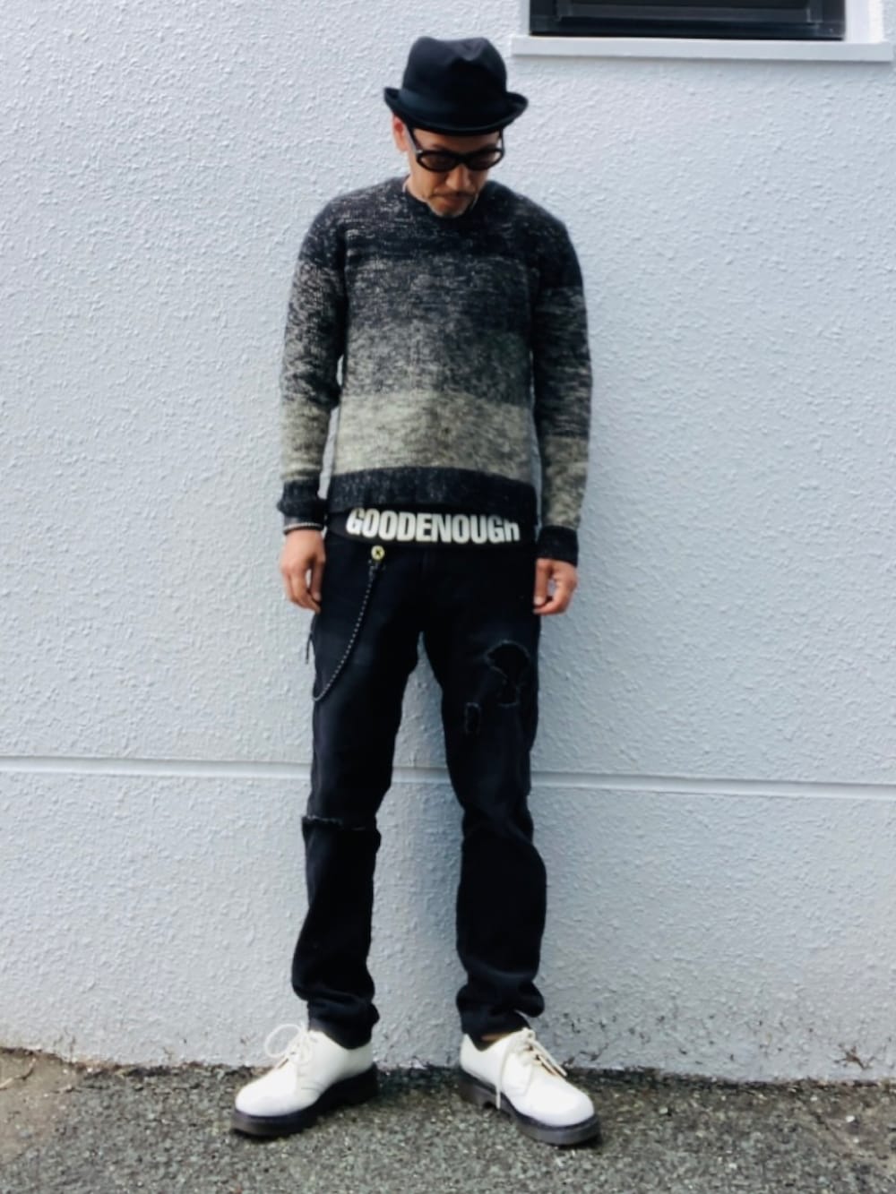 ブラック系のニット/セーター、ブラック系のスウェット、ブラック系のその他パンツを着用したメンズの春コーディネートの3枚目の写真