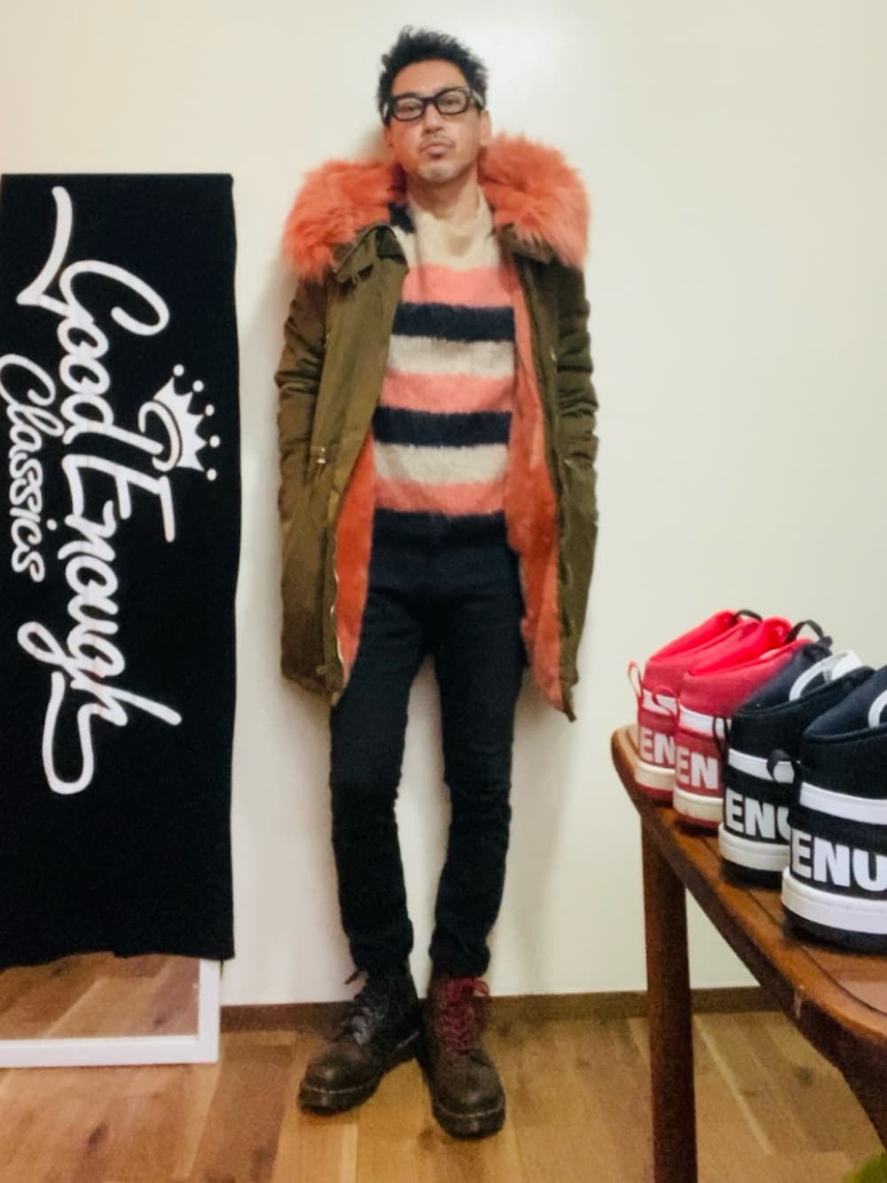 グリーン系のモッズコート、ピンク系のニット/セーター、ブラック系のパンツを着用したメンズの冬コーディネートの3枚目の写真