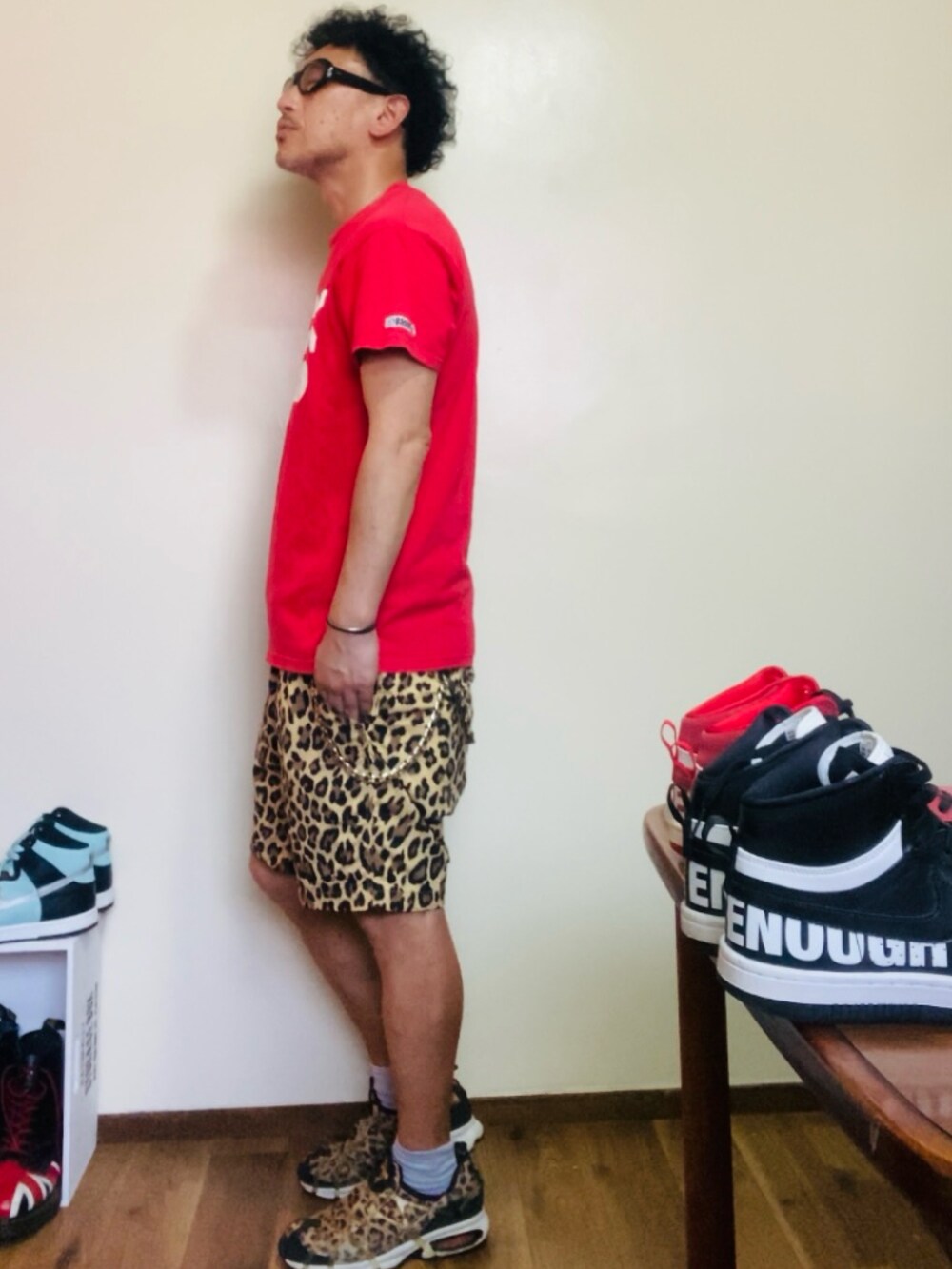 レッド系のTシャツ/カットソー、イエロー系のその他パンツ、ブラウン系のスリッポンを着用したメンズの夏コーディネートの3枚目の写真