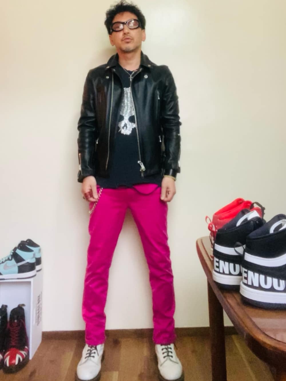 ブラック系のTシャツ/カットソー、ブラック系のライダースジャケット、ピンク系のその他パンツを着用したメンズの春コーディネートの3枚目の写真