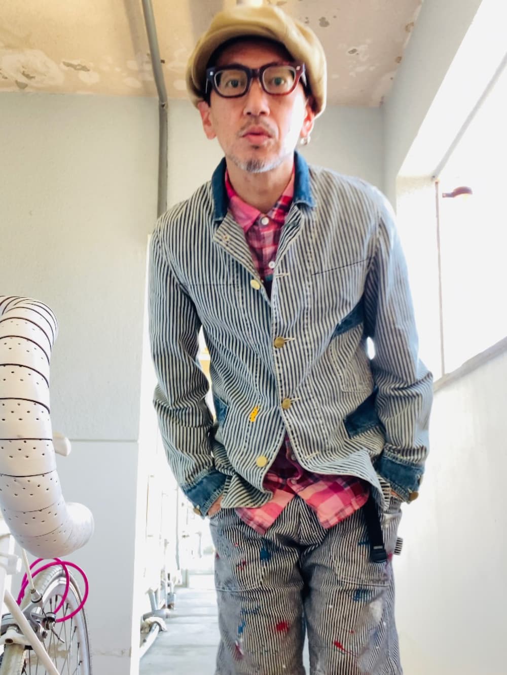 ブルー系のカバーオール、ピンク系のシャツ/ブラウス、グレー系のデニムパンツを着用したメンズの秋コーディネートの4枚目の写真