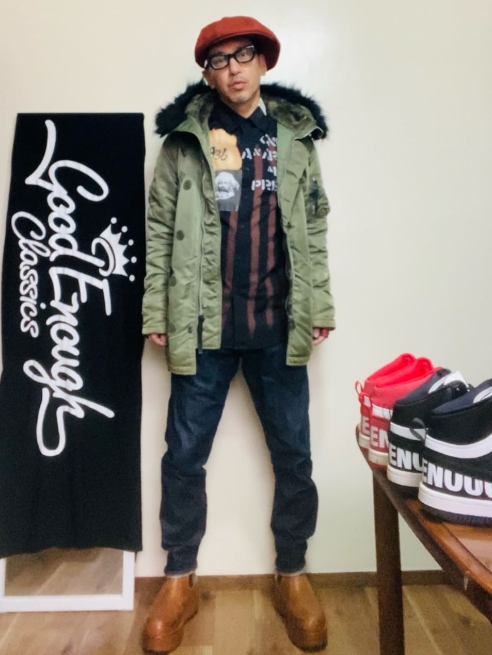 ブラック系のシャツ/ブラウス、ブルー系のデニムパンツ、イエロー系のブーツを着用したメンズの冬コーディネートの3枚目の写真