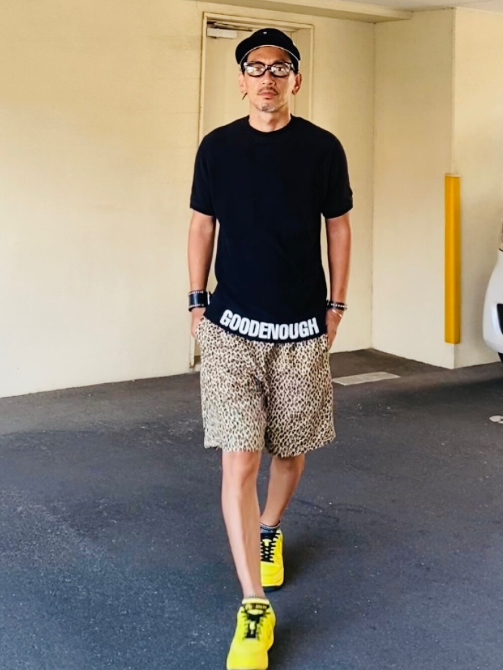 ブラック系のスウェット、ベージュ系のその他パンツ、イエロー系のスニーカーを着用したメンズの夏コーディネートの2枚目の写真