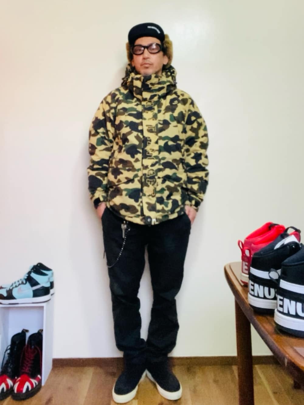 イエロー系のダウンジャケット/コート、ブラック系のチノパンツ、ブラック系のスリッポンを着用したメンズの冬コーディネートの5枚目の写真