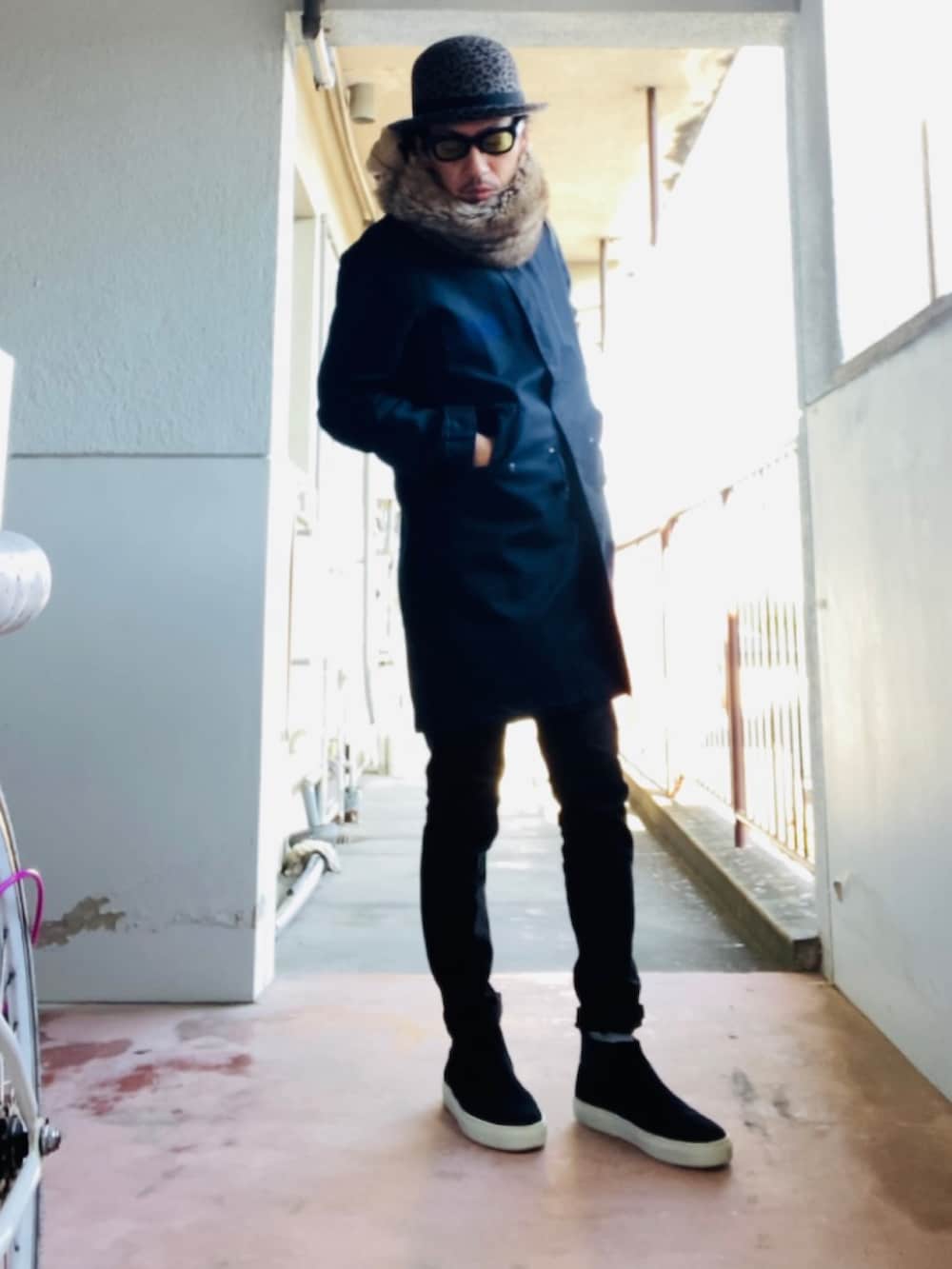 ブルー系のジャケット/アウター、ブラック系のパンツ、ブラック系のスリッポンを着用したメンズの秋コーディネートの5枚目の写真