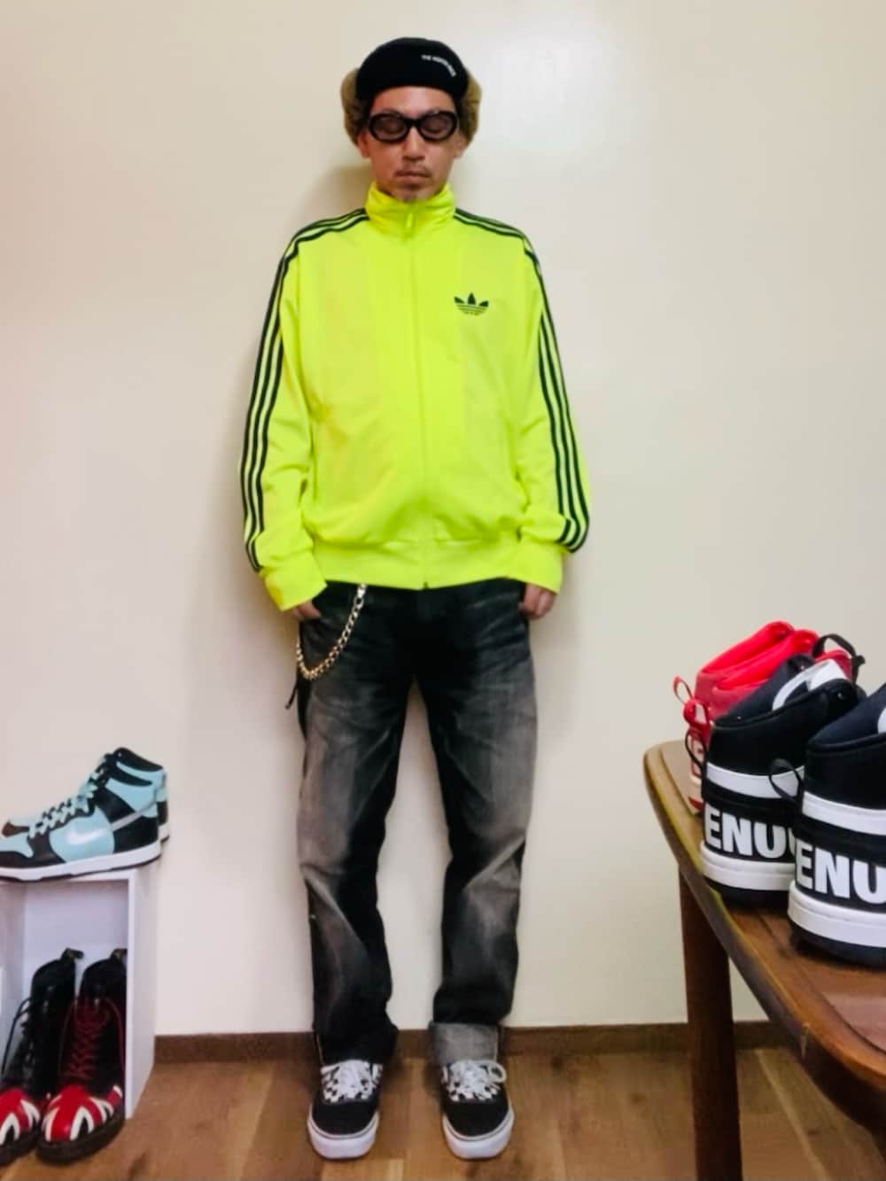 イエロー系のジャージ、ブラック系のデニムパンツ、ブラック系のスニーカーを着用したメンズの春コーディネートの2枚目の写真