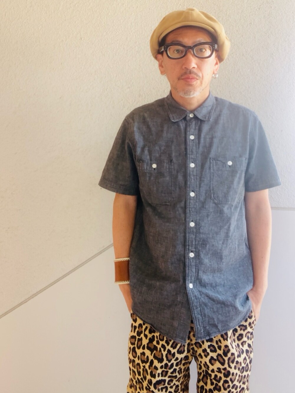 グレー系のシャツ/ブラウス、イエロー系のその他パンツ、ブラック系のサンダルを着用したメンズの夏コーディネートの2枚目の写真