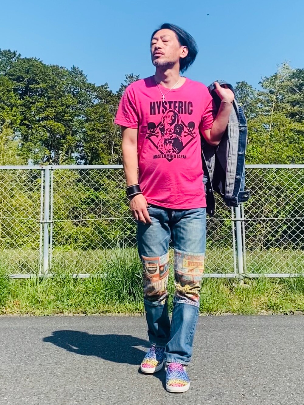 ピンク系のTシャツ/カットソー、ブルー系のデニムパンツ、その他のスリッポンを着用したメンズの春コーディネートの3枚目の写真