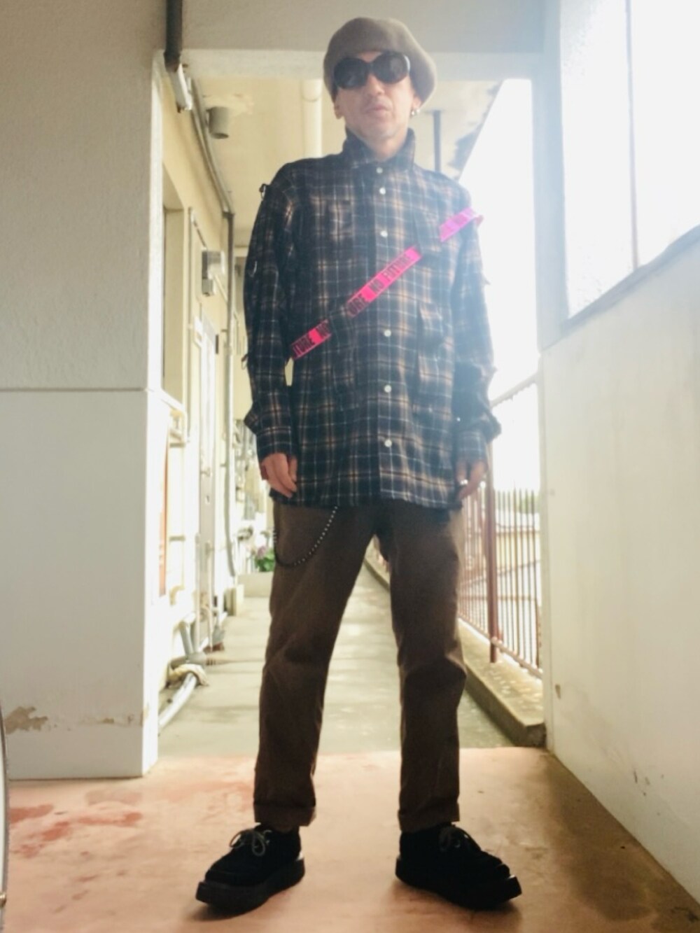 ブラウン系のシャツ/ブラウス、ブラウン系のチノパンツ、ブラック系のドレスシューズを着用したメンズの夏コーディネートの3枚目の写真