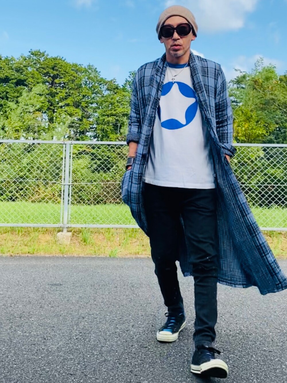 ブルー系のTシャツ/カットソー、ブルー系のシャツ/ブラウス、ブラック系のデニムパンツを着用したメンズの秋コーディネートの4枚目の写真