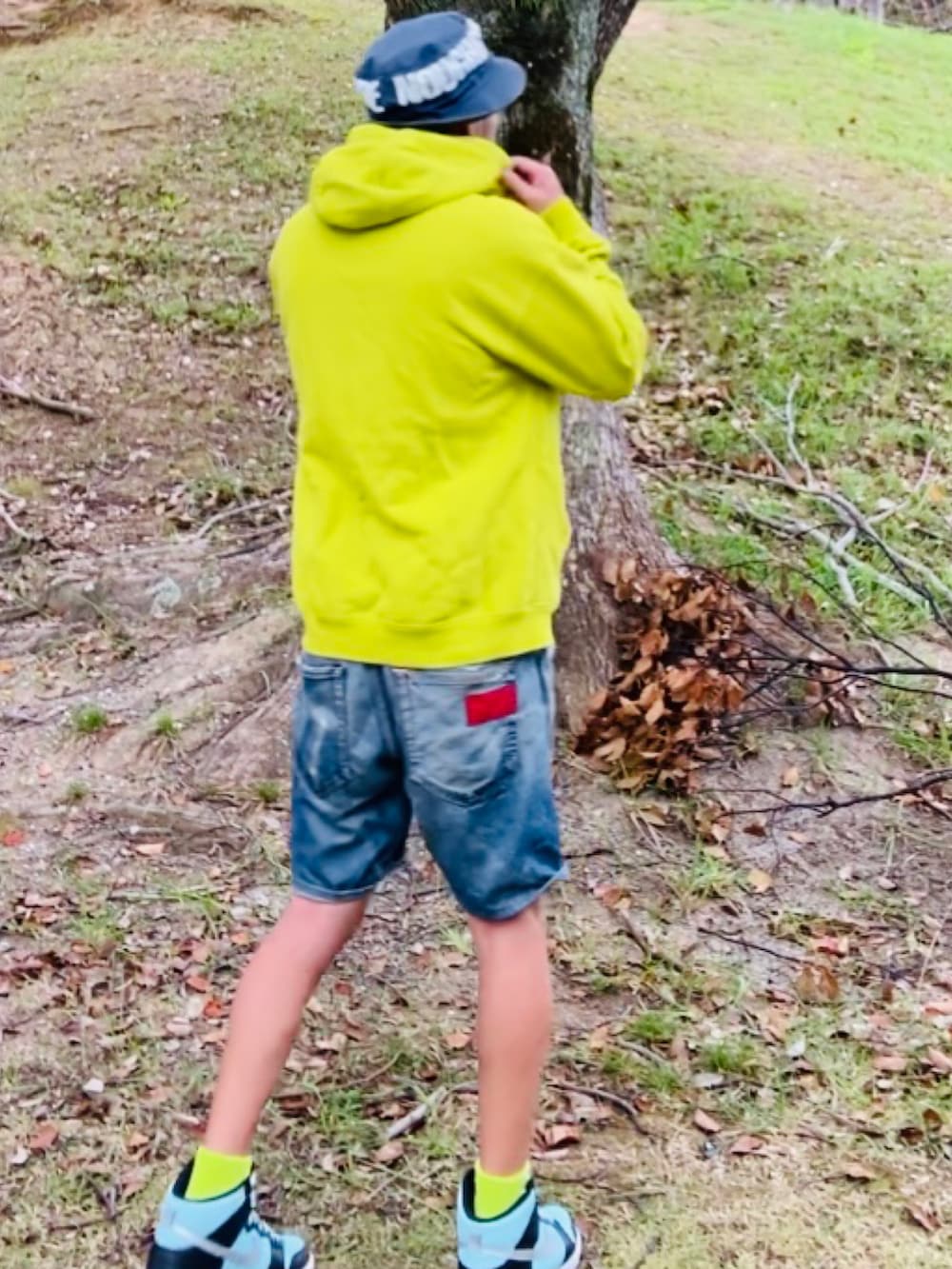 イエロー系のパーカー、ブルー系のその他パンツ、グリーン系のスニーカーを着用したメンズの秋コーディネートの2枚目の写真