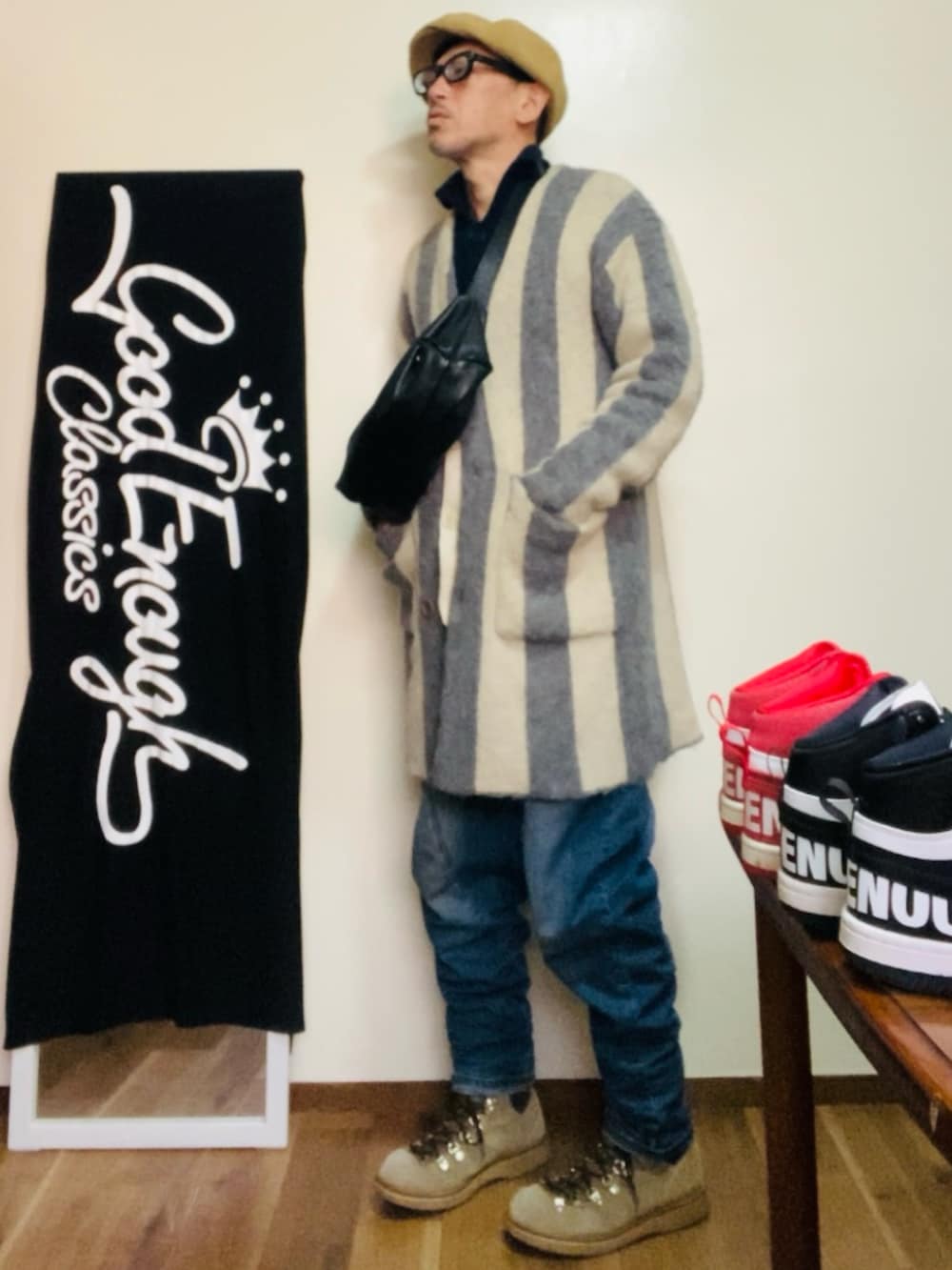 ブルー系のカーディガン/ボレロ、グレー系のカーディガン/ボレロ、ブルー系のデニムパンツを着用したメンズの冬コーディネートの3枚目の写真