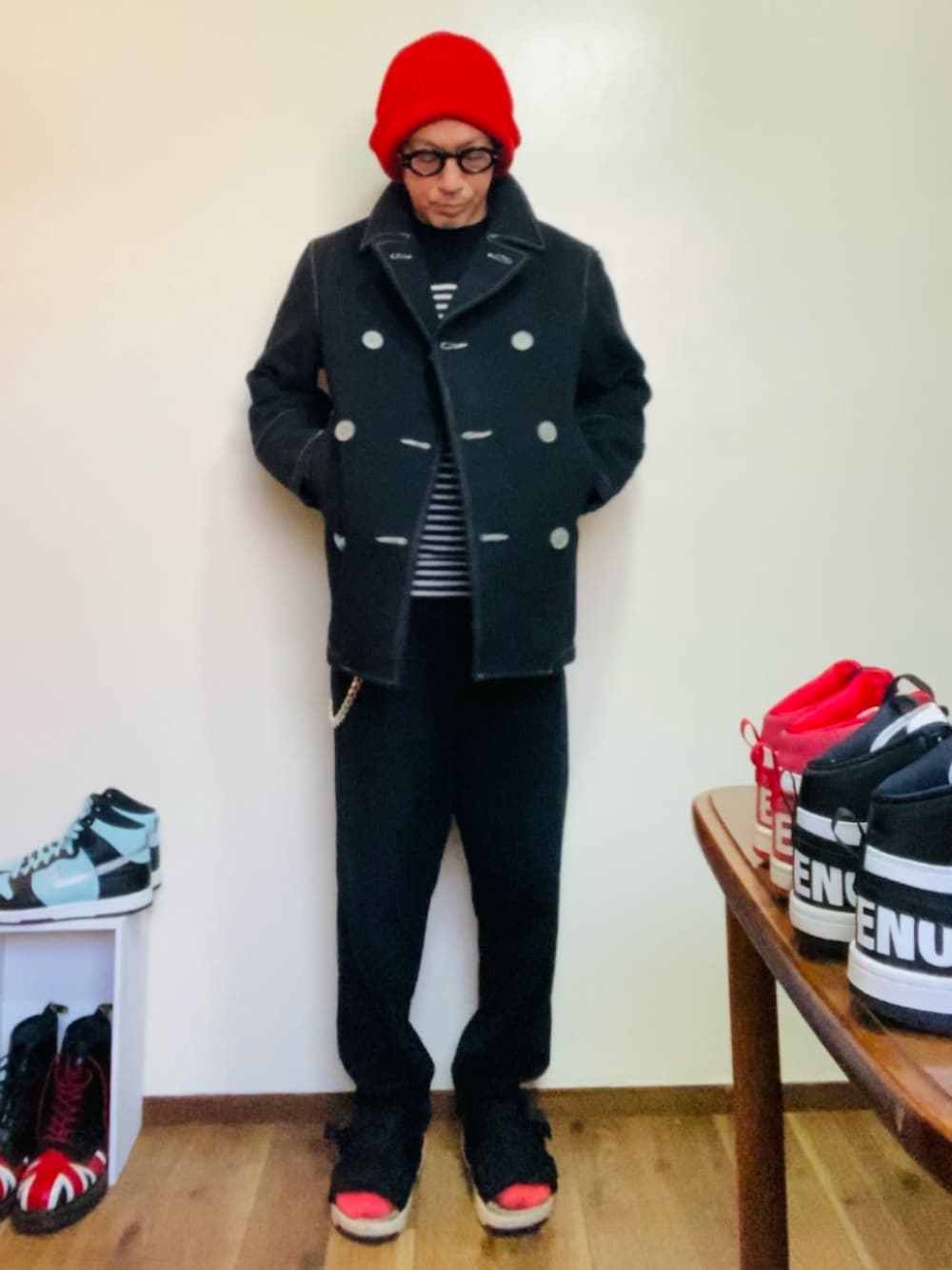 ブラック系のその他パンツ、ブラック系のサンダル、ブラック系のニット/セーターを着用したメンズの春コーディネートの2枚目の写真