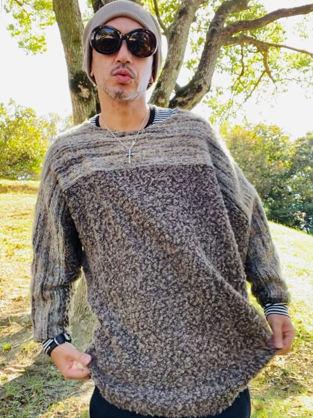 ブラウン系のニット/セーター、ブラック系のトップス、ブルー系のその他パンツを着用したメンズの秋コーディネートの2枚目の写真