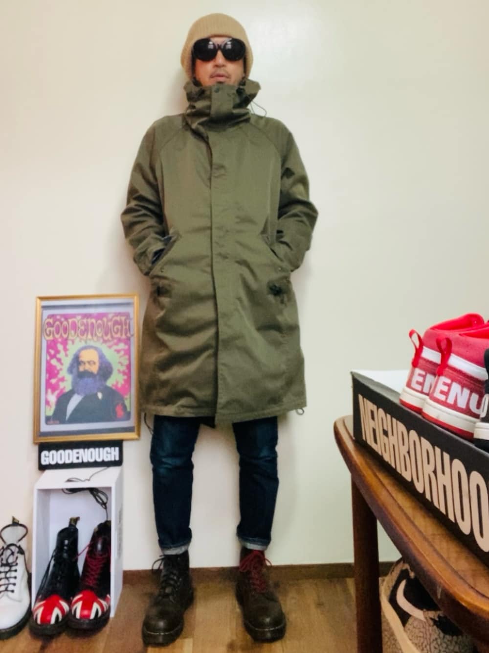 グリーン系のモッズコート、ブルー系のデニムパンツ、グリーン系のブーツを着用したメンズの春コーディネートの4枚目の写真