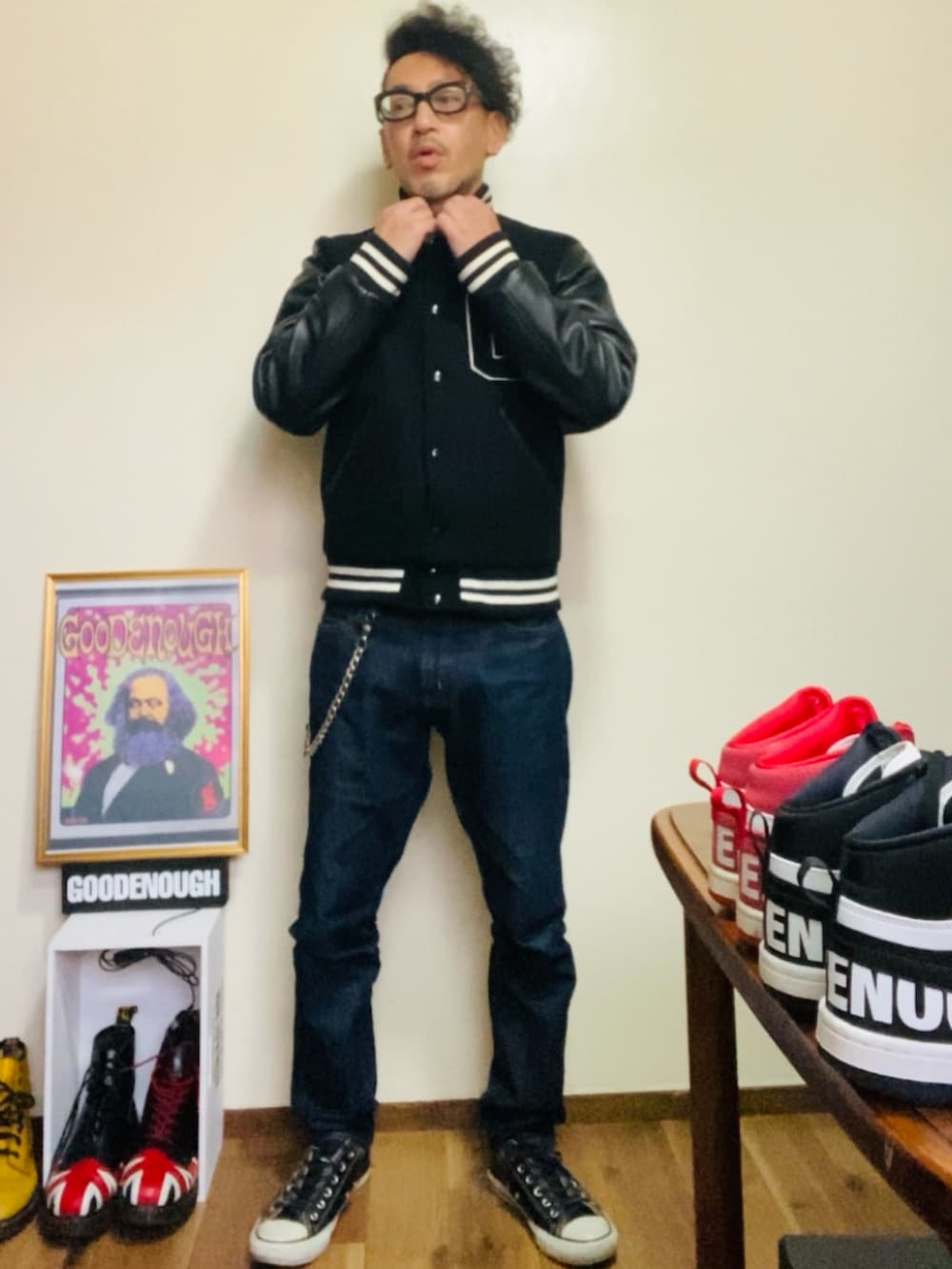 ブラック系のスタジャン、ブルー系のデニムパンツ、ブラック系のスニーカーを着用したメンズの冬コーディネートの3枚目の写真