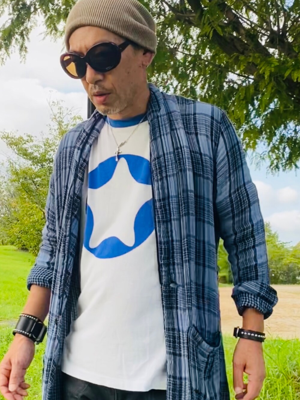 ブルー系のTシャツ/カットソー、ブルー系のシャツ/ブラウス、ブラック系のデニムパンツを着用したメンズの秋コーディネートの3枚目の写真