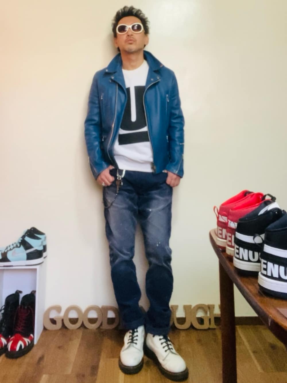 ブルー系のライダースジャケット、ホワイト系のスウェット、ブルー系のその他パンツを着用したメンズの冬コーディネートの2枚目の写真