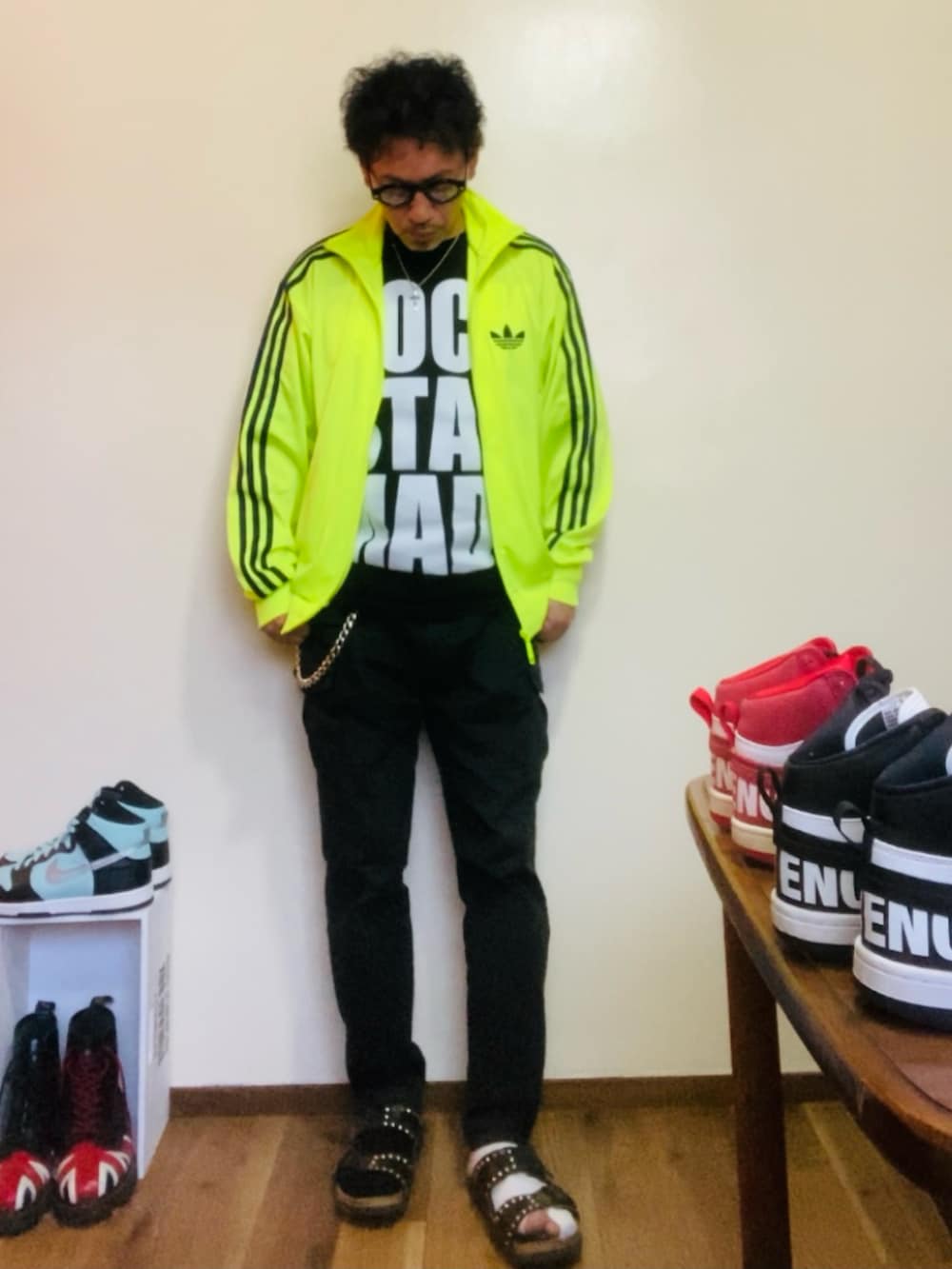 ブラック系のTシャツ/カットソー、イエロー系のジャージ、ブラック系のカーゴパンツを着用したメンズの春コーディネートの3枚目の写真