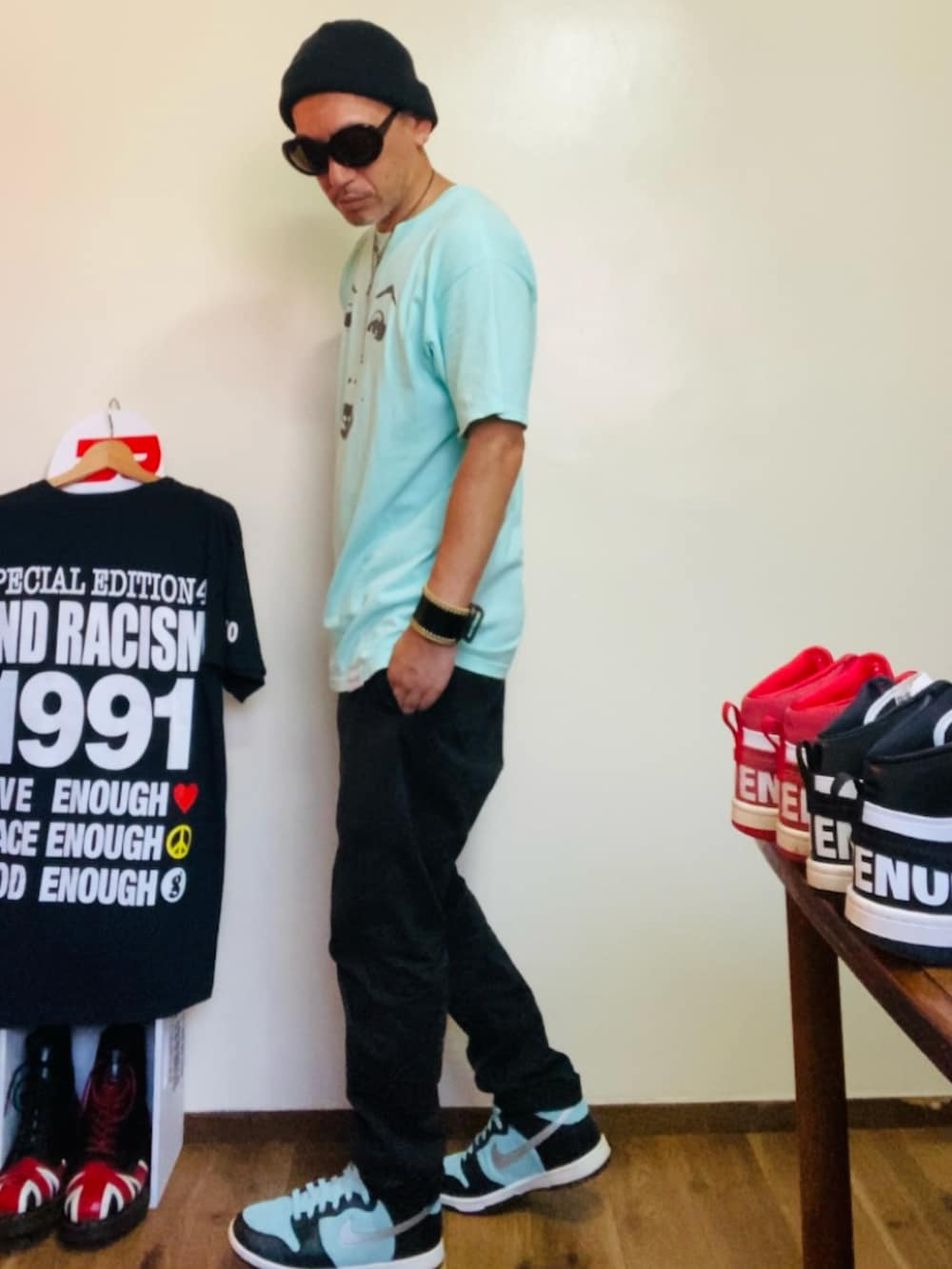 ブルー系のTシャツ/カットソー、ブラック系のチノパンツ、グリーン系のスニーカーを着用したメンズの夏コーディネートの3枚目の写真