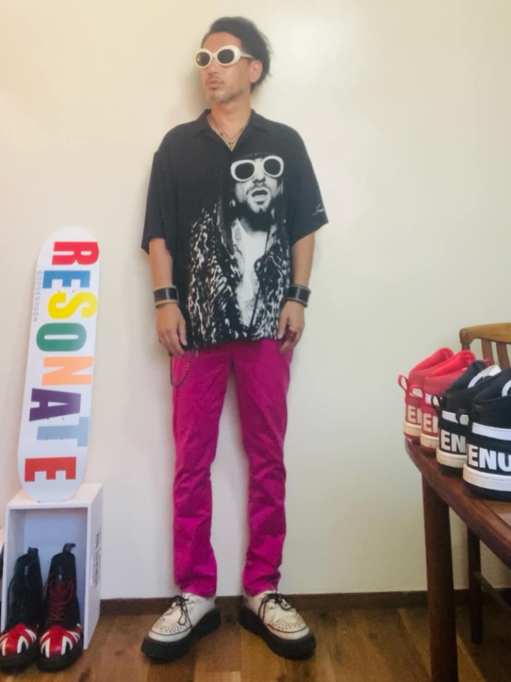 ブラック系のシャツ/ブラウス、ピンク系のその他パンツ、ホワイト系のその他シューズを着用したメンズの夏コーディネートの3枚目の写真