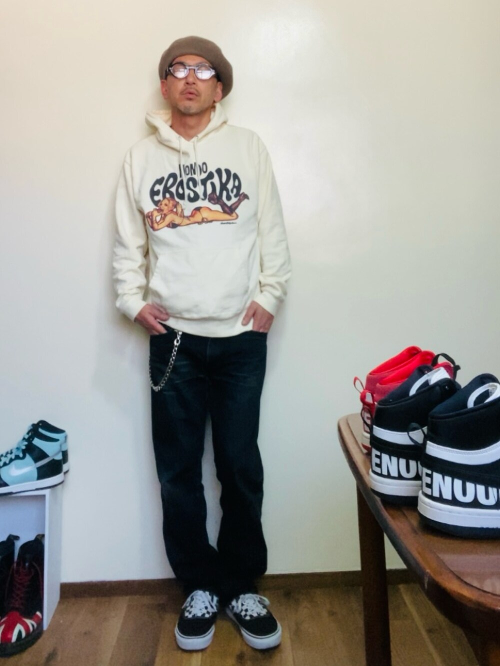 ベージュ系のパーカー、ブラック系のデニムパンツ、ブラック系のスニーカーを着用したメンズの春コーディネートの5枚目の写真