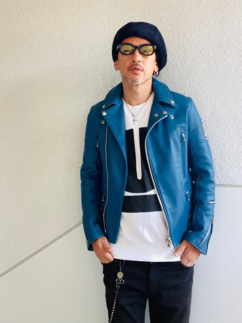 ブルー系のライダースジャケット、ホワイト系のスウェット、ブラック系のパンツを着用したメンズの冬コーディネートの5枚目の写真