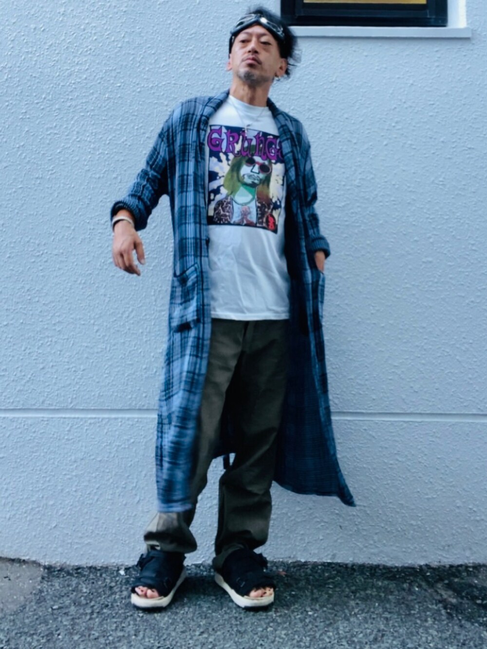 ブルー系のシャツ/ブラウス、ホワイト系のTシャツ/カットソー、グリーン系のカーゴパンツを着用したメンズの夏コーディネートの3枚目の写真