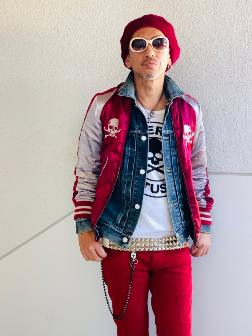 レッド系のスカジャン、ホワイト系のTシャツ/カットソー、レッド系のデニムパンツを着用したメンズの秋コーディネートの5枚目の写真