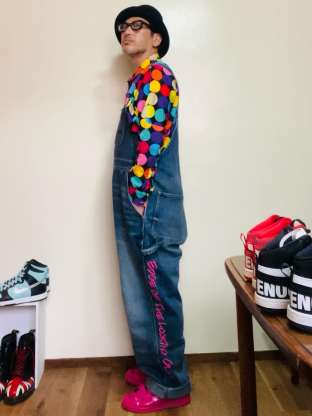 その他のシャツ/ブラウス、ブルー系のサロペット/オーバーオール、ピンク系のスニーカーを着用したメンズの春コーディネートの3枚目の写真