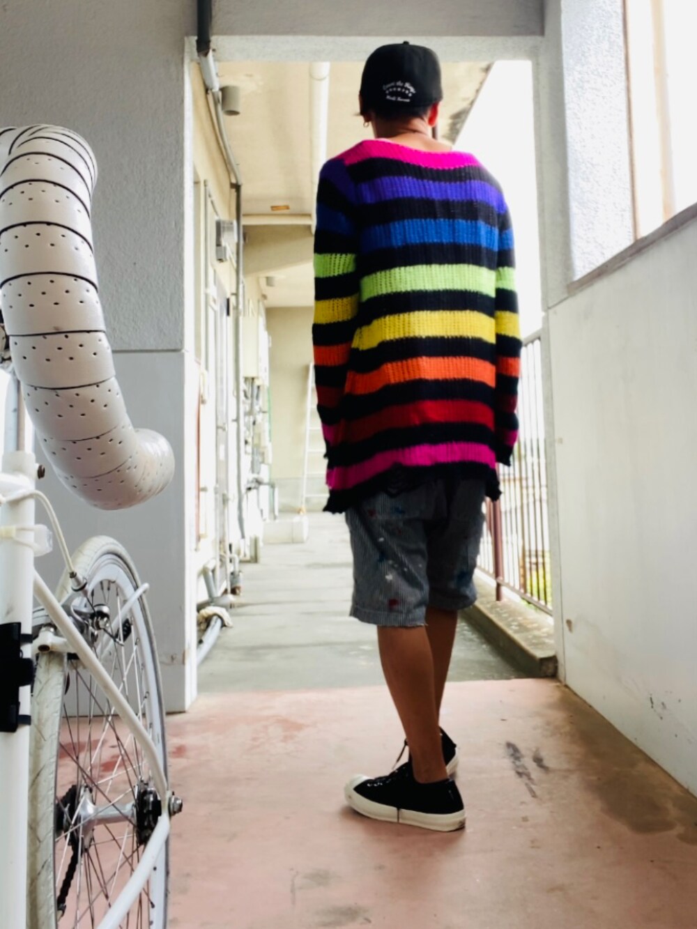 その他のニット/セーター、グレー系のデニムパンツ、ブラック系のスニーカーを着用したメンズの秋コーディネートの3枚目の写真