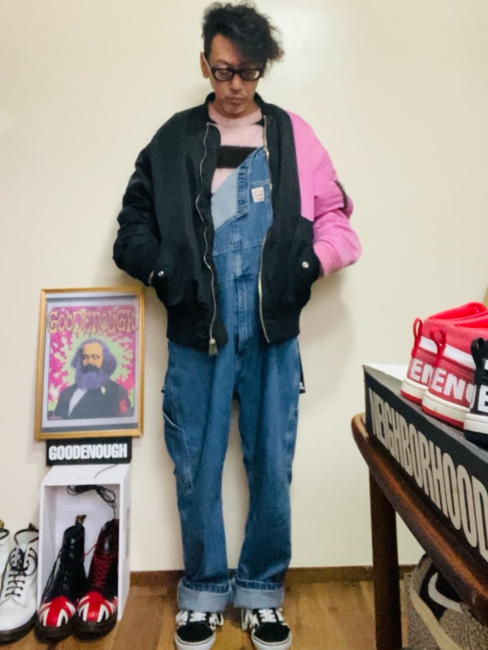 ブラック系のMA-1、ブルー系のサロペット/オーバーオール、ピンク系のニット/セーターを着用したメンズの冬コーディネートの3枚目の写真