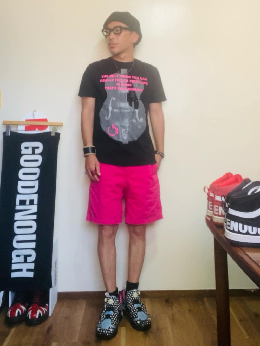 ブラック系のTシャツ/カットソー、ピンク系のその他パンツ、ブラック系のスニーカーを着用したメンズの夏コーディネートの3枚目の写真