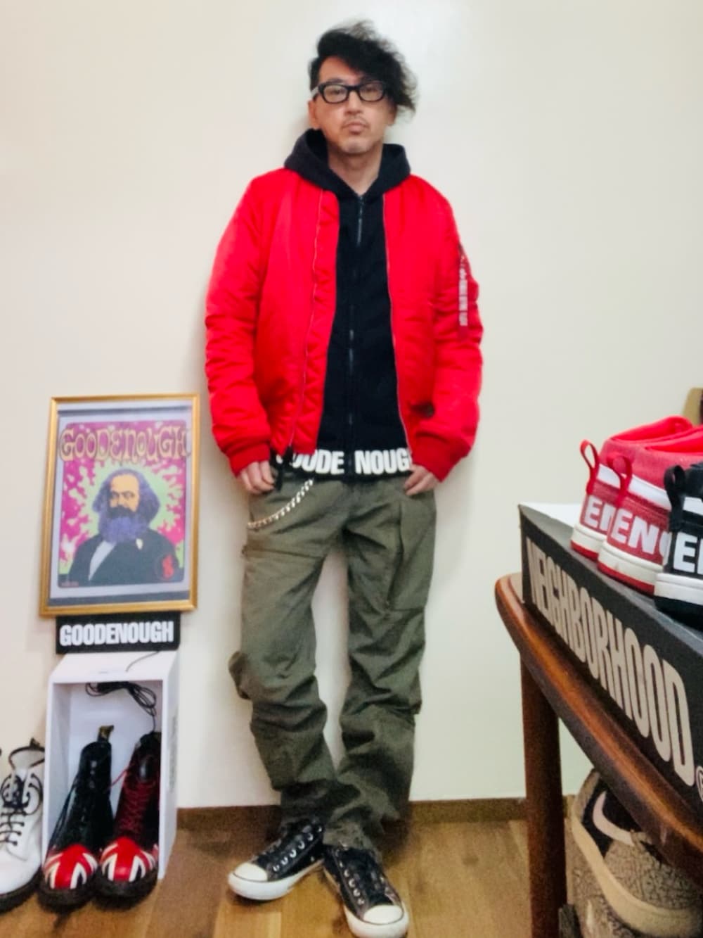 ブラック系のパーカー、レッド系のMA-1、グリーン系のカーゴパンツを着用したメンズの春コーディネートの4枚目の写真