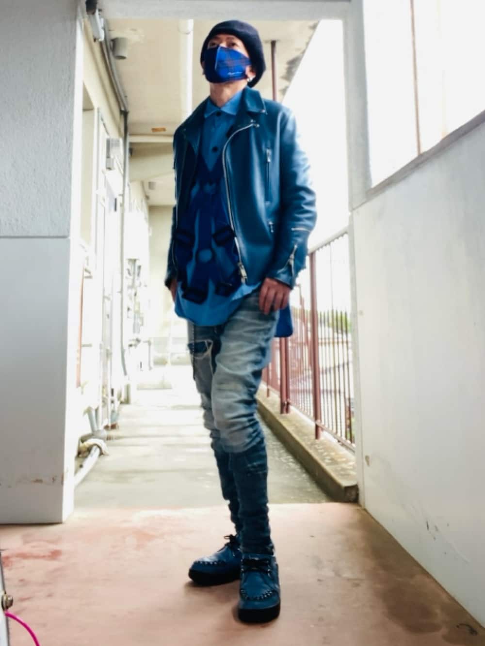 ブルー系のライダースジャケット、ブルー系のシャツ/ブラウス、ブルー系のデニムパンツを着用したメンズの春コーディネートの4枚目の写真