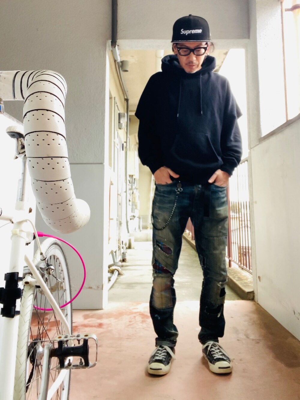 「キャップ、ニューエラ、フーディー、パーカー、デニム、ジャックパーセル、ストリート」｜「Supreme のSupreme×NEW ERA 28 count the rings（キャップ、ブラック系）」を使った、GOODMAN®️さん（メンズ・168cm）の冬コーディネートの4枚目の写真