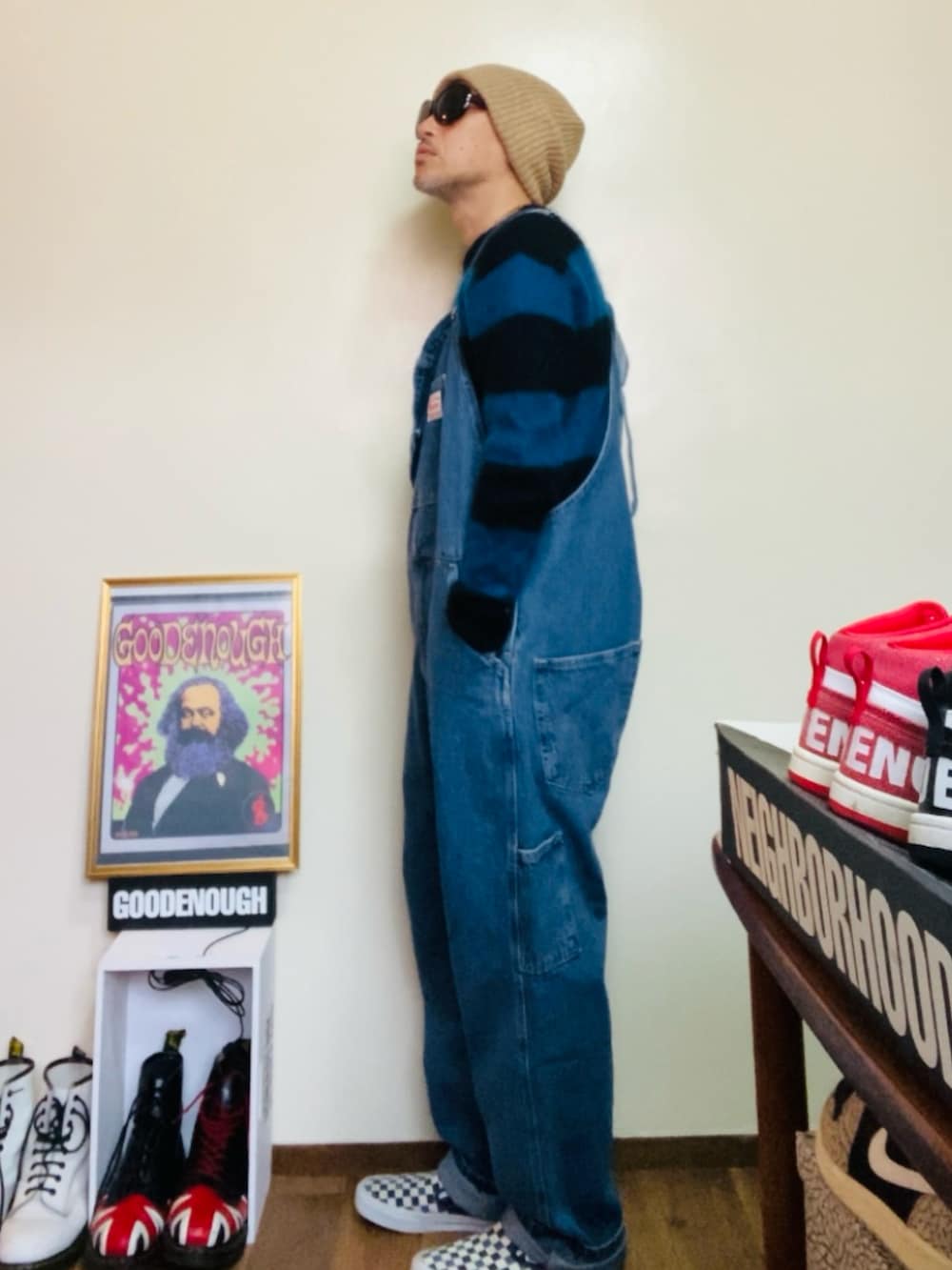 ブルー系のサロペット/オーバーオール、ブルー系のニット/セーター、ブルー系のスリッポンを着用したメンズの冬コーディネートの2枚目の写真