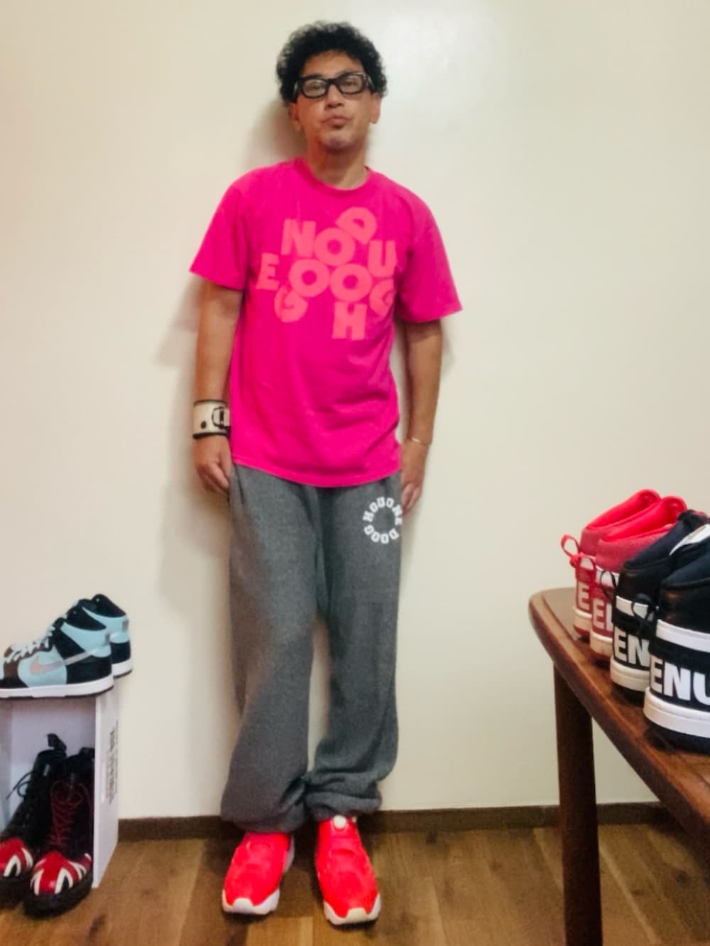 ピンク系のTシャツ/カットソー、グレー系のスウェットパンツ、ピンク系のスニーカーを着用したメンズの夏コーディネートの4枚目の写真