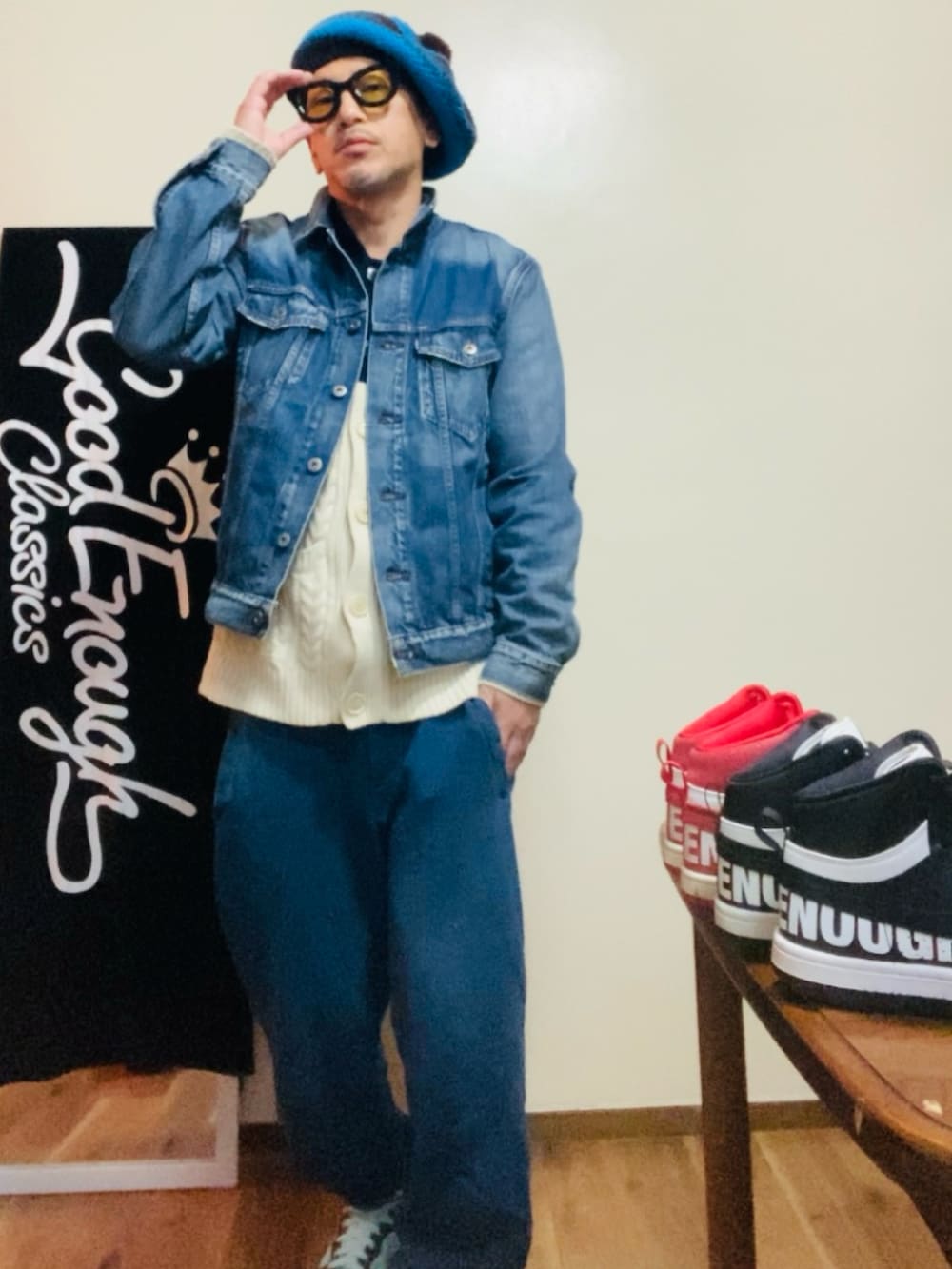 ブルー系のカーディガン/ボレロ、ブルー系のデニムジャケット、ブルー系のスウェットパンツを着用したメンズの冬コーディネートの3枚目の写真