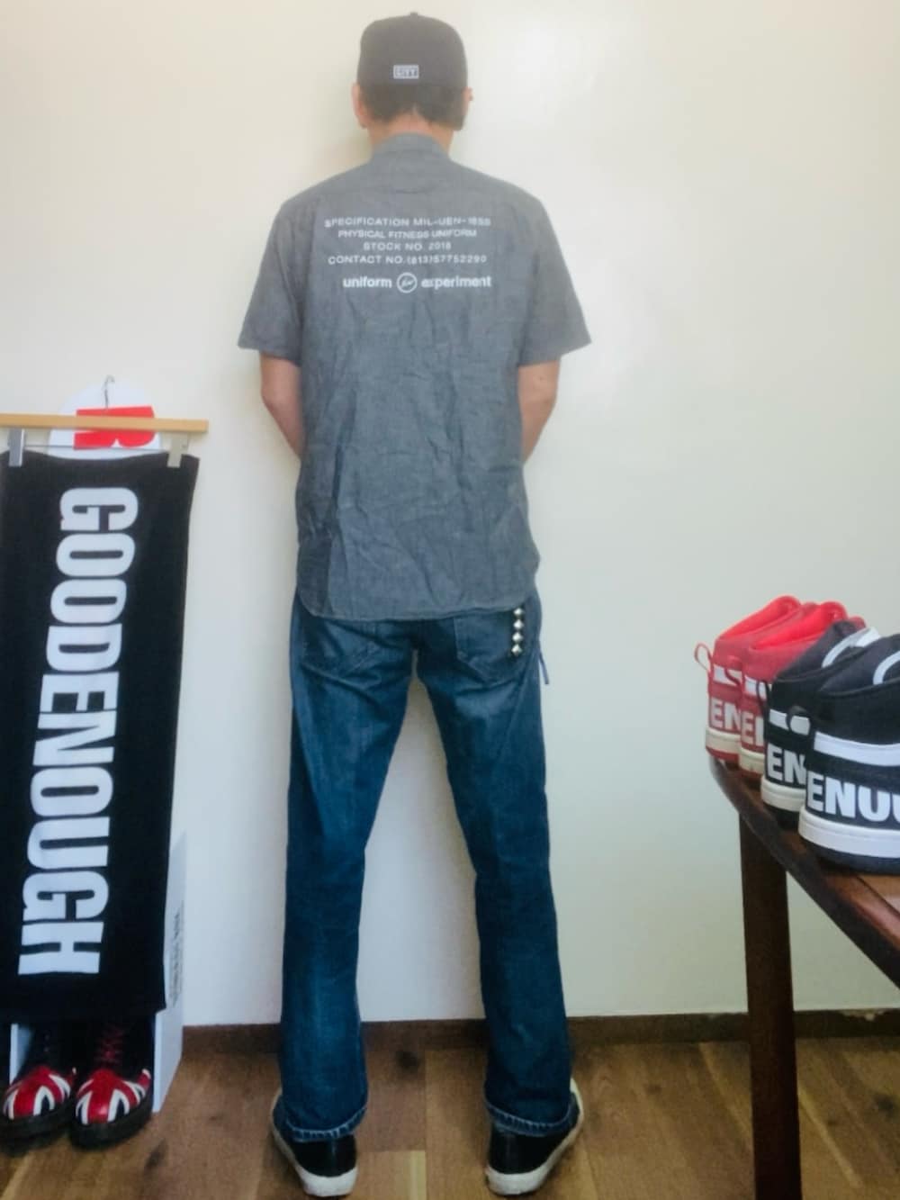 グレー系のシャツ/ブラウス、ブルー系のデニムパンツ、ブラック系のスニーカーを着用したメンズの夏コーディネートの2枚目の写真