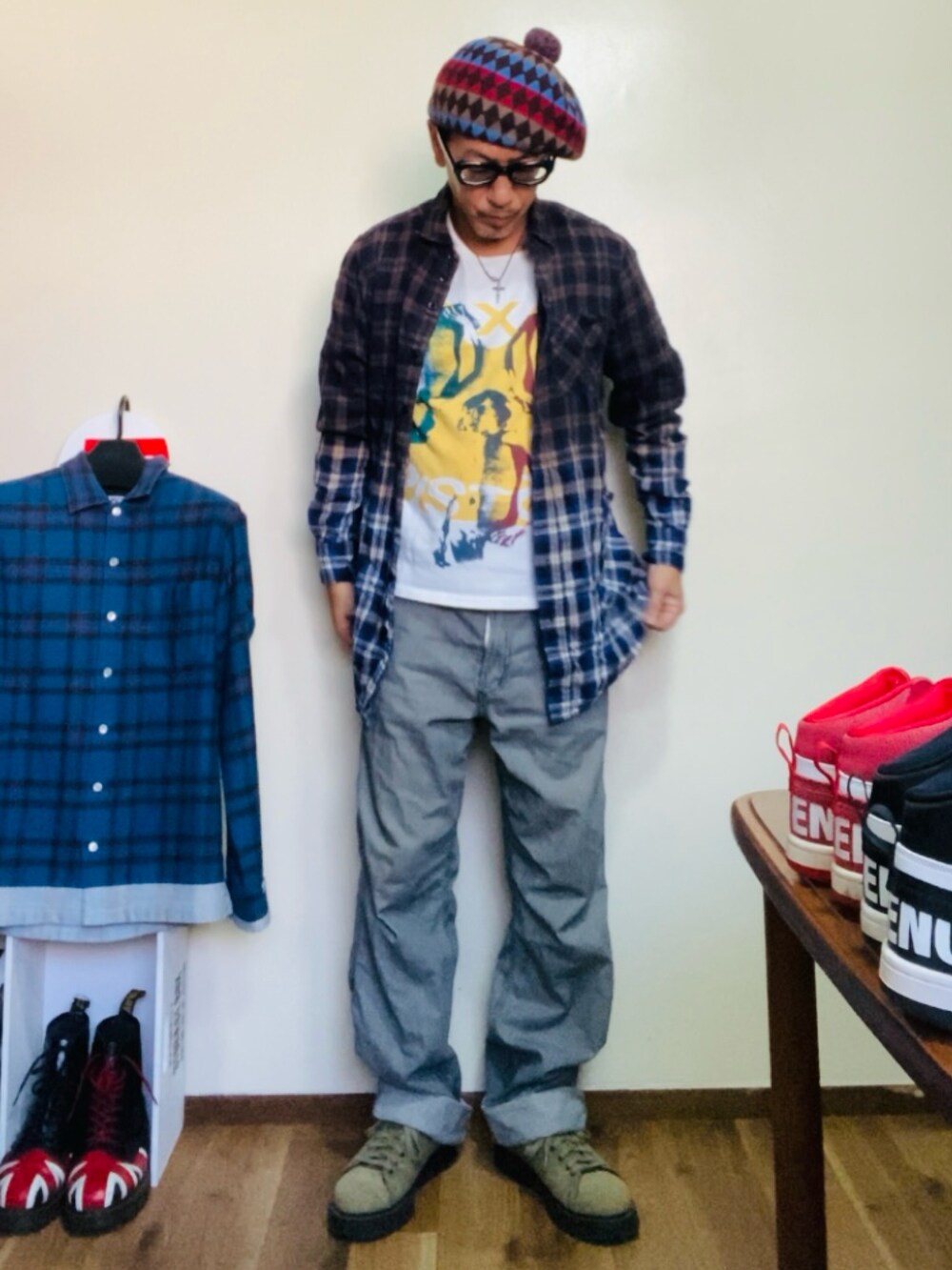 ホワイト系のTシャツ/カットソー、ブルー系のシャツ/ブラウス、グレー系のデニムパンツを着用したメンズの秋コーディネートの2枚目の写真